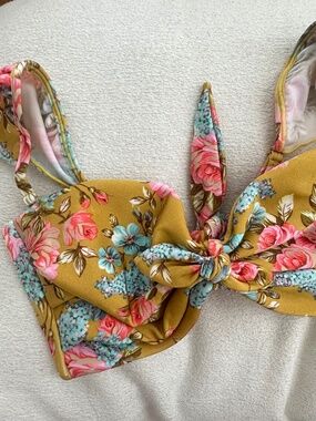 NWOT MONTCE - Yellow Floral Bikini Top w/Removable Flutter Sleeves, Medium